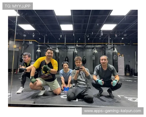 拳击重炮型选手第四回合爆冷击倒对手震动全场