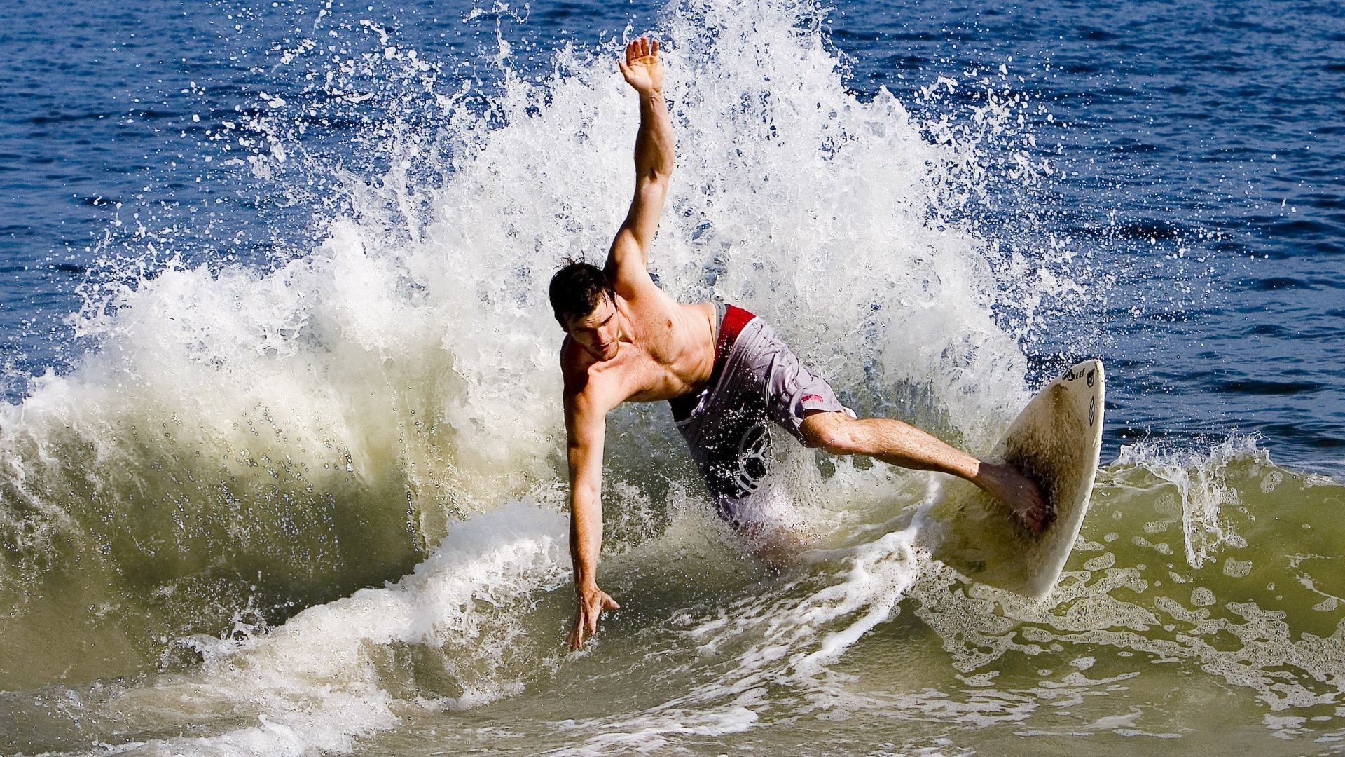 中国马拉松系列赛青岛滨海站 海风迎面而来 跑者纵情蓝色海岸线